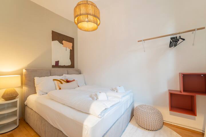 spavaća soba s bračnim krevetom