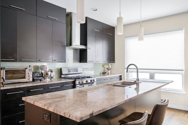 Beautiful 5-bedroom Pilsen Home w/ Parking! gallery image 5