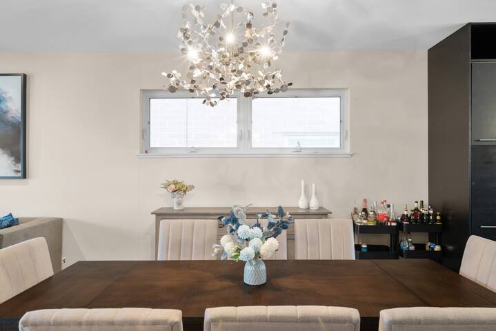 Beautiful 5-bedroom Pilsen Home w/ Parking! gallery image 4