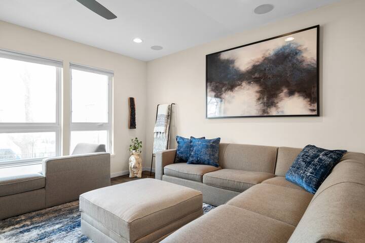 Beautiful 5-bedroom Pilsen Home w/ Parking! gallery image 2