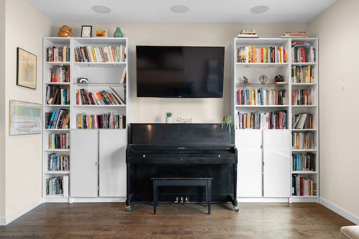 Beautiful 5-bedroom Pilsen Home w/ Parking! gallery image 3