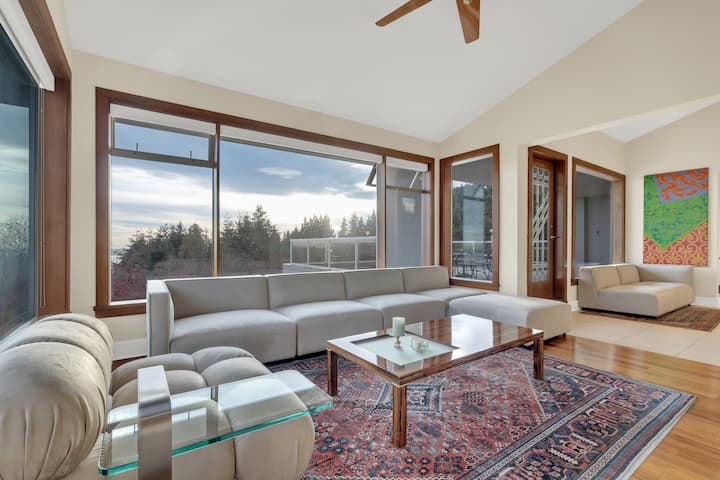 West Vancouver Getaway | Pool & Panoramic Views - North Vancouver