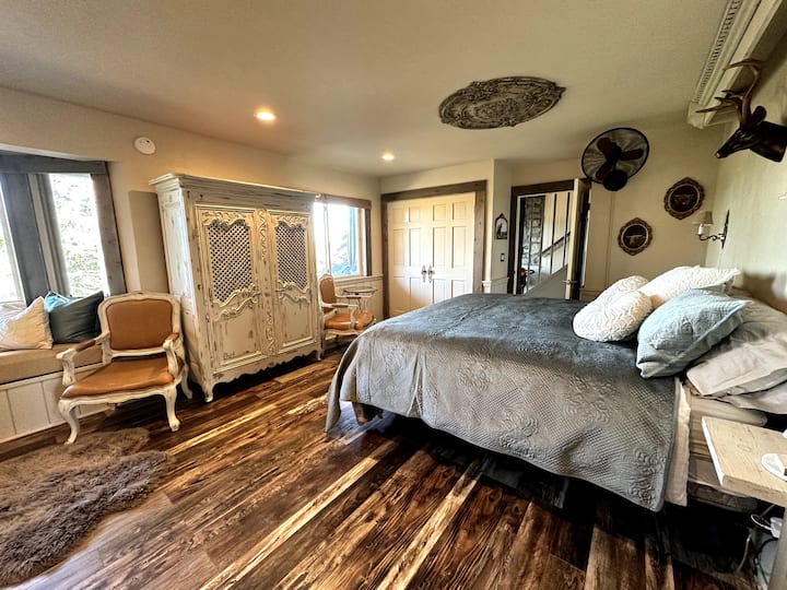 Dhoma kryesore e gjumit ka një krevat bazë të rregullueshëm dhe hije të errëta në të gjitha dritaret.  Karikim me valë në të dy tavolinat pranë krevatit, të gjitha me pamje nga liqeni!