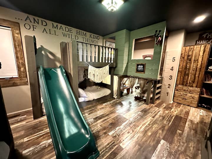 Dhoma e fëmijëve ka krevate marinarë, rrëshqitje dhe ambient lojërash.  Ka edhe disa filma dhe libra për fëmijë.