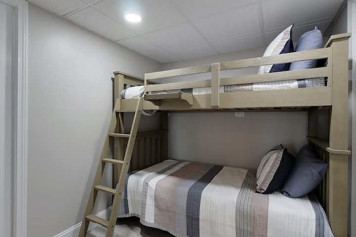 Zona notte con letto a castello a due piazze. 