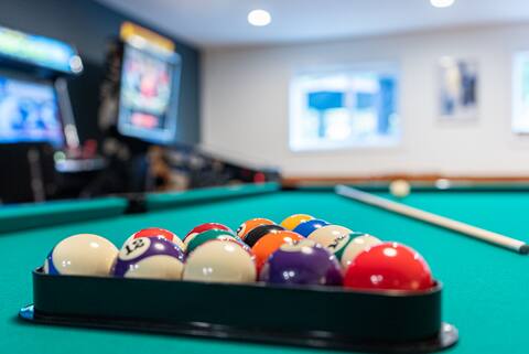 Hillside House - 5bdrm w/ Sauna, Game Room & MORE!