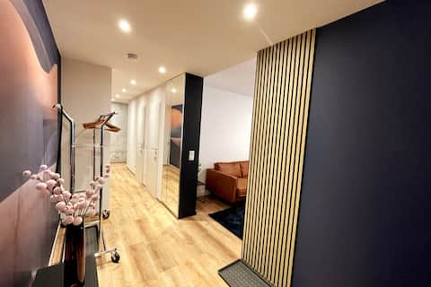3 rooms for 6 / business and family /main view