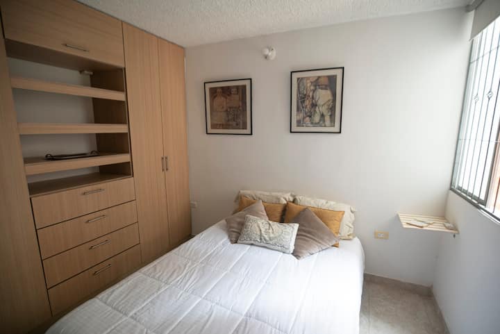 Otra perspectiva del cuarto principal, cama doble 1,40 mts. Armario para estadías largas, a mano  Ventana con luz natural y black out.  Al lado de la ventana se encuentra el aire acondicionado ( no se ve en esta foto)