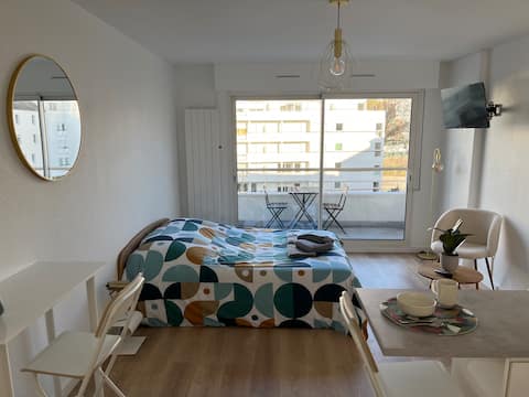 Top performing Airbnb: Nice cozy studio balcony, Cité des Congrès Gare Sud in Centre Ville