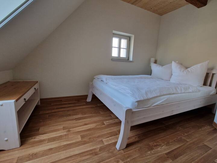 Soveværelse øst seng 1,40 m