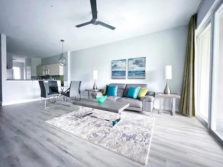 Close to Everything! Stylish Condo in Naples. Condominiums for Rent