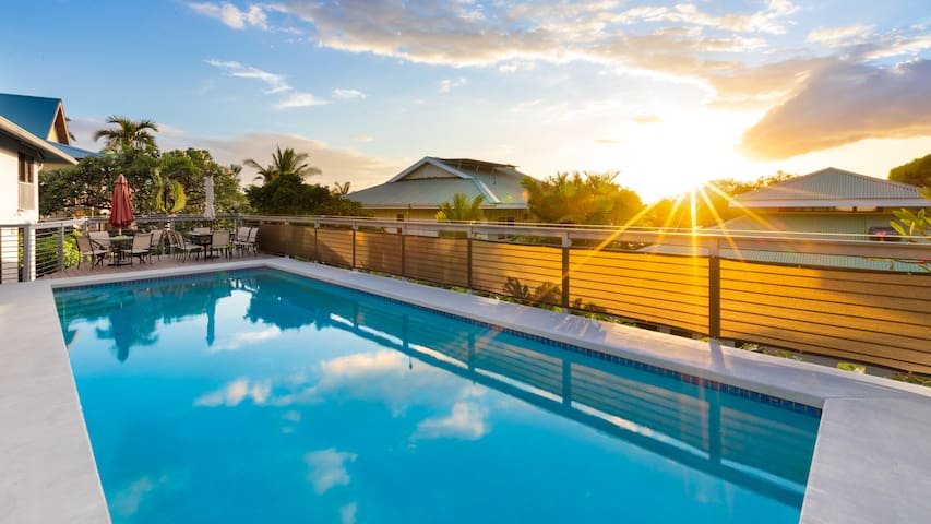 Akai Beach house, pool, AC, game room, sleeps 14