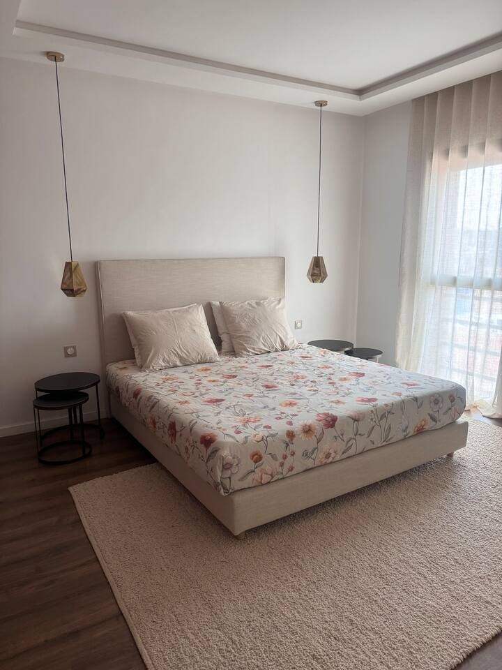 Slaapkamer 1 met een 2 persoonsbed met een groot kledingkast.