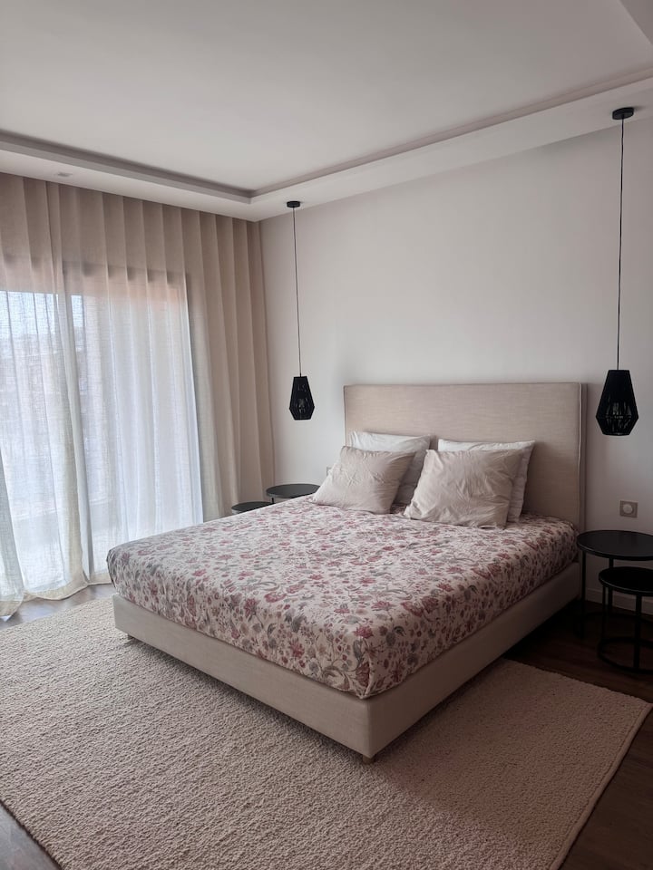 Slaapkamer 2 met een 2 persoonsbed met een groot kledingkast en een groot balkon.