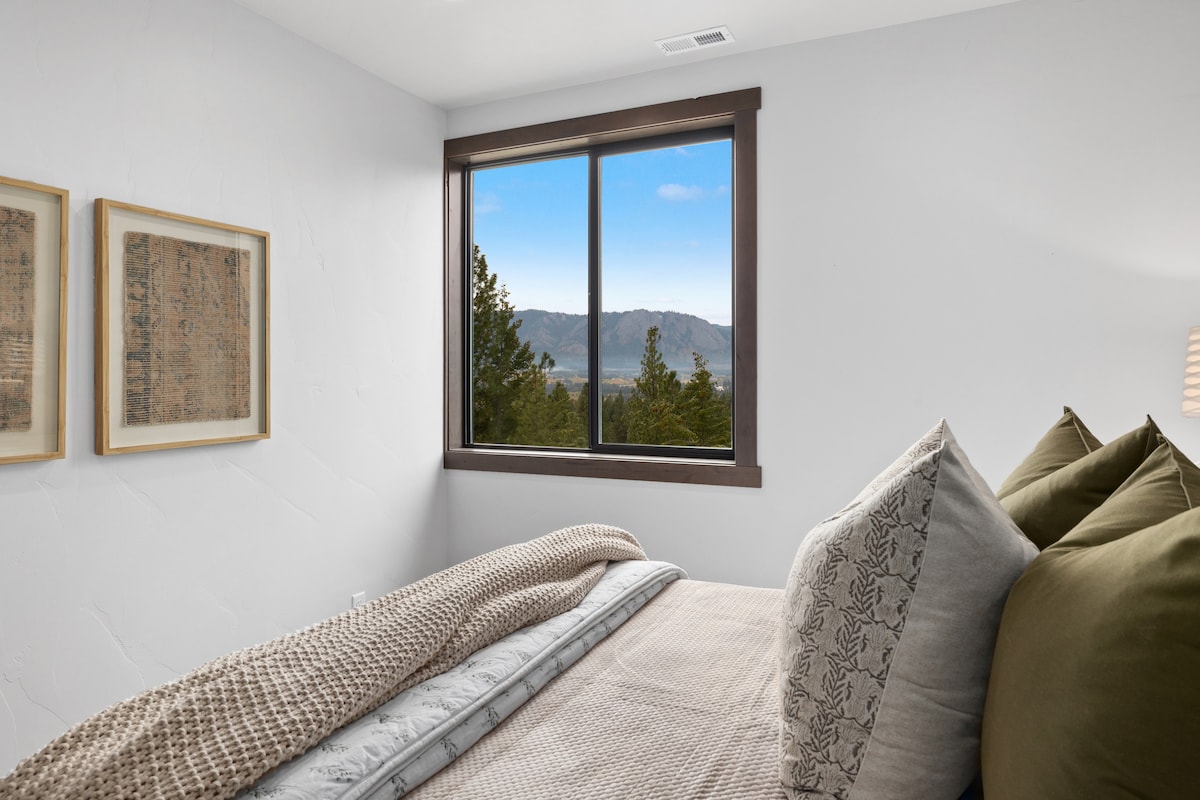 二楼标准双人床卧室，附带浴缸 