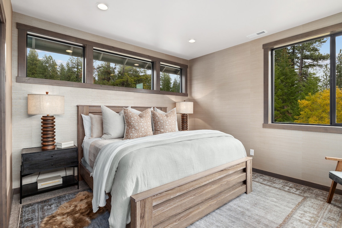 二楼主加大双人床套房，附带卫生间 