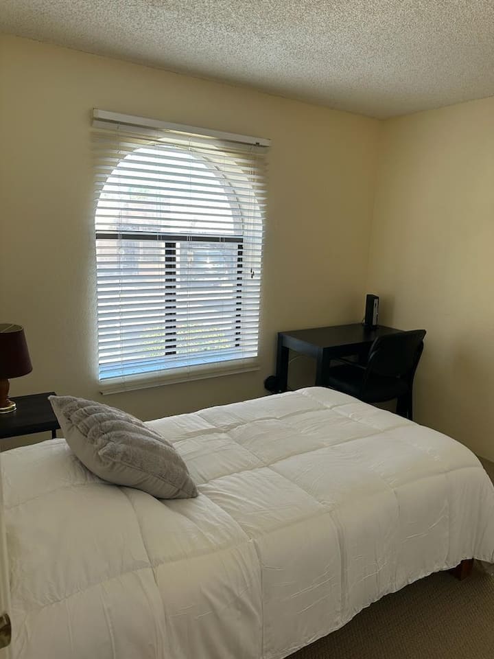 3. spálňa so samostatným lôžkom a písacím stolom.