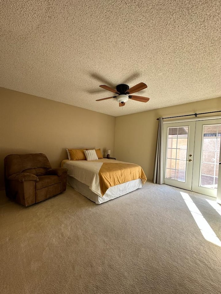 Hlavná spálňa s dverami na terase a manželskou posteľou.