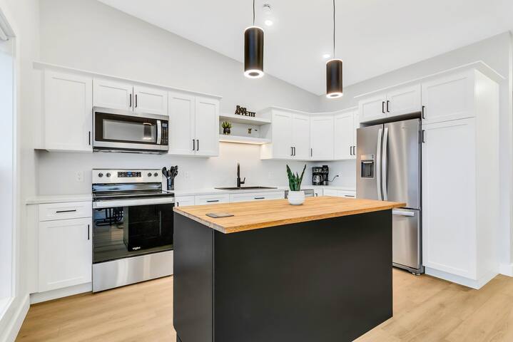 Beachfront Luxury Home with Pool & Hot Tub Tub 97 gallery image 5