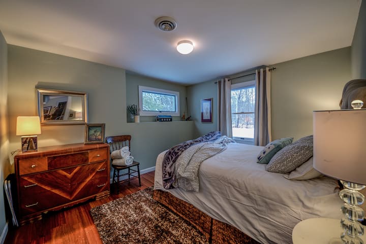 Camera da letto 2.  La chiamiamo Carols Room.  L'ha sognata e progettata.  Un rifugio tranquillo con vista sul bosco.  Illuminazione soffusa, testiera trapuntata, cassettiera post moderna e armadi personalizzati per tutta la tua attrezzatura.  