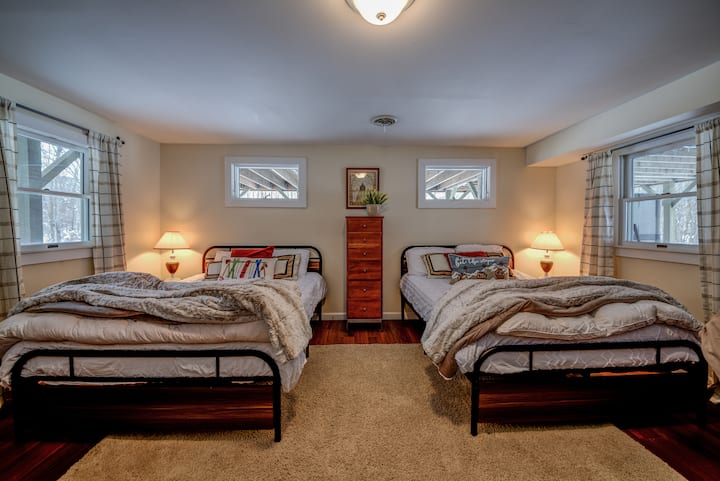 Camera da letto 3.  La camera con letti a castello.  2 letti matrimoniali e 1 letto a castello.  È una stanza gigante con 6 finestre. TV a schermo piatto, piumini, tappeti a pelo super spesso e tende di biancheria da caffè in campagna.  Armadi personalizzati. Immergiti e gioca! 