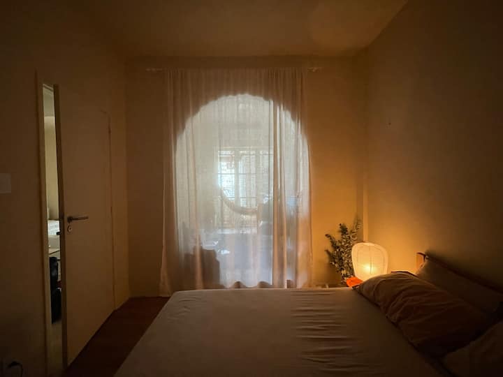 Mwonekano wa chumba, ukiangalia ofisi.