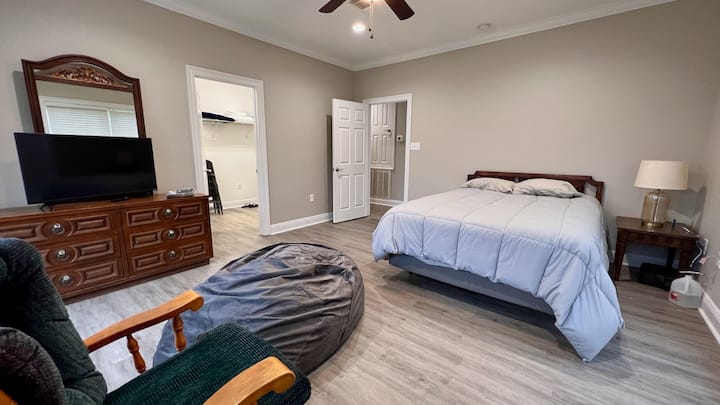 Dormitorio principal con cómoda, cómoda, ventilador, vestidor, bolsa de frijoles extragrande y un nuevo televisor de alta definición de 40pulgadas.