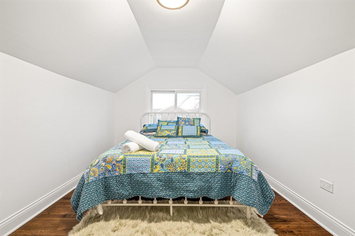 Chumba hiki cha kulala cha watoto kiko karibu na chumba kikuu na kinafikika kupitia chumba hicho pekee.