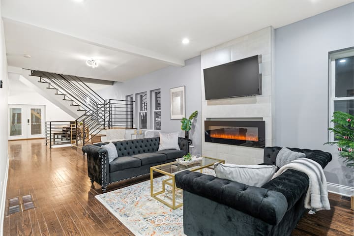 Beautiful/Spacious 7BD – 4BTH Home with Garage!