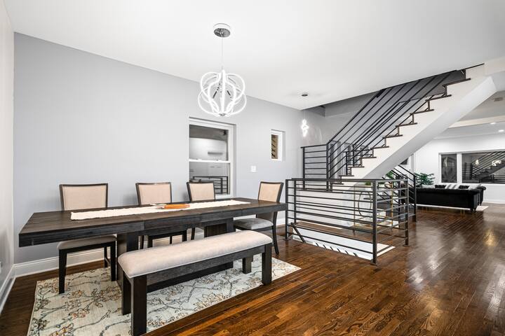 Beautiful/Spacious 7BD – 4BTH Home with Garage! gallery image 3