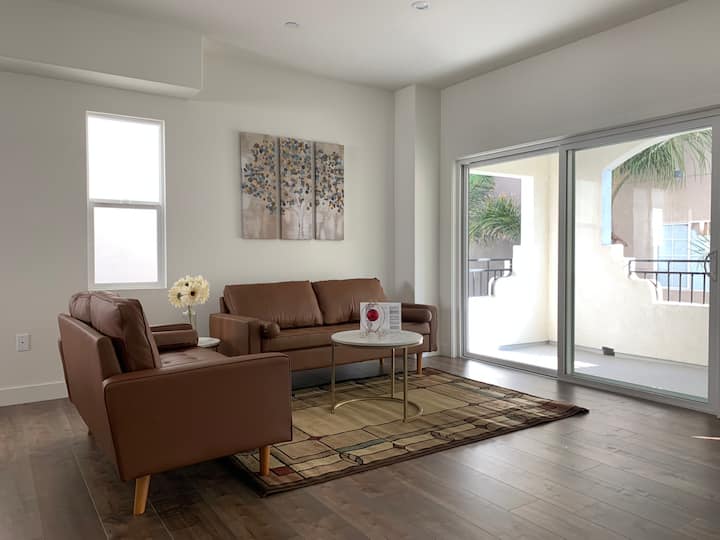 New 3-br 3.5-bath Gated Villa Free Parking - Norwalk, CA