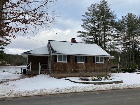 Lakeside cottage. Gorgeous view & close to skiing.