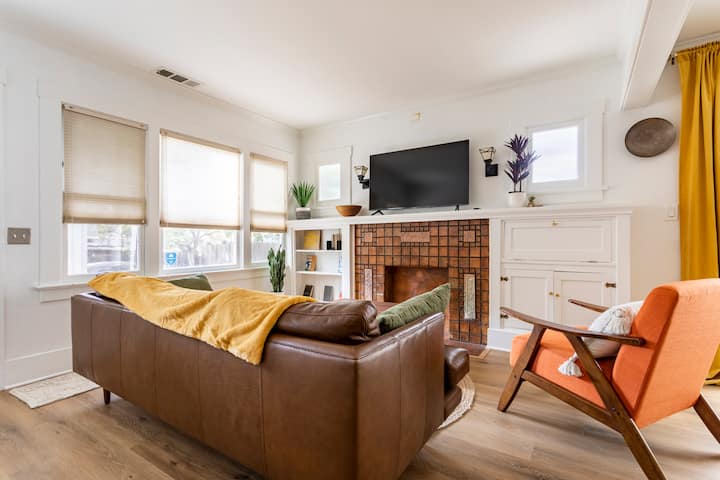 Charming Craftsman Bungalow Steps From Village - Sierra Madre, CA