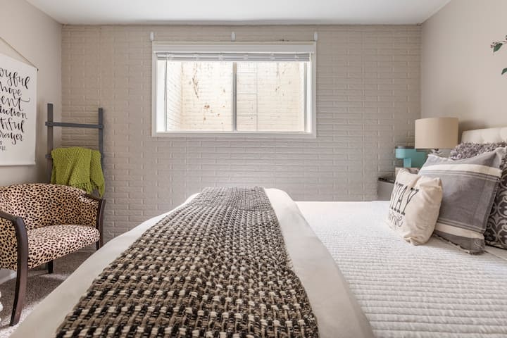 يوجد في غرفتك الخاصة تلفزيون وكرسي.