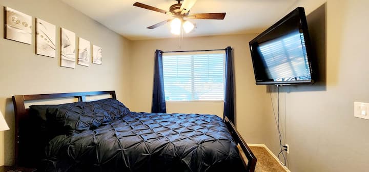 El dormitorio 2 es nuestra habitación temática Navy Blue. Equipado con 2 mesitas de noche, una cómoda cama queen con ropa de cama de lujo, una lámpara, un televisor inteligente de 55pulgadas y un armario espacioso para tus artículos