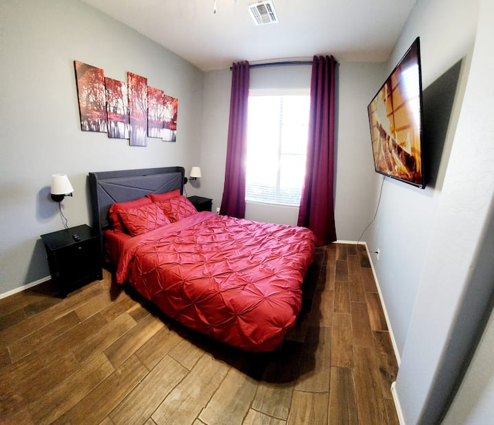 El dormitorio 4 es nuevo a partir del 23 de febrero y es nuestra habitación de temática roja. Cama tamaño queen muy cómoda, 2 mesitas de noche, 2 lámparas, televisor inteligente grande de 55pulgadas 4k, cortinas opacas y un gran organizador de armarios independientes, ya que esta habitación no tiene armario físico.