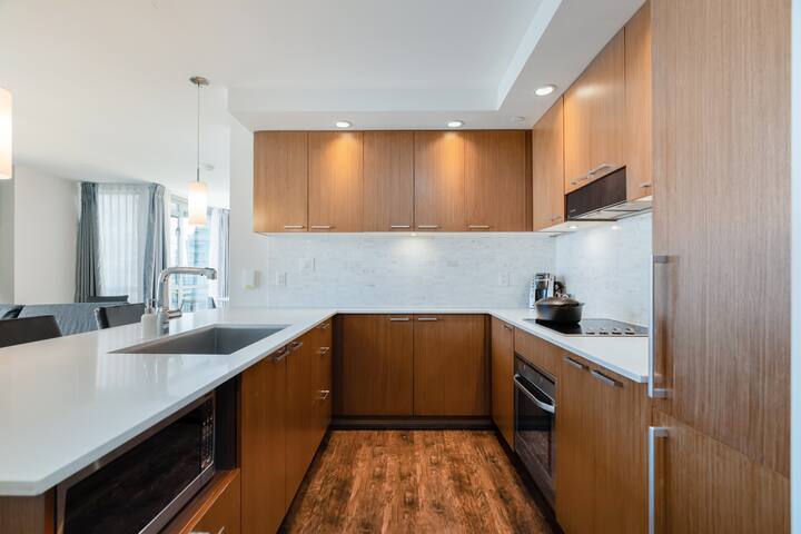 Level Seymour Downtown Two Bedroom with Pool