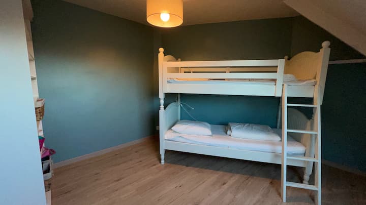 ห้องนอนที่ 5 (ชั้นบน)
เตียงสองชั้น