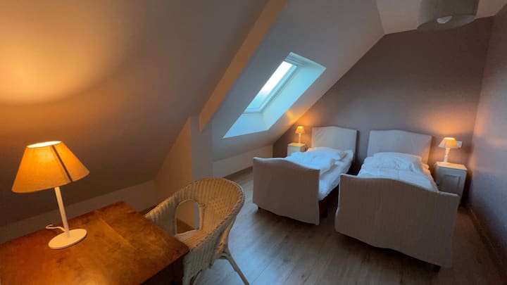 ห้องนอนที่ 4 (ชั้นบน)
เตียงเดี่ยว 2 หลังที่สามารถปรับให้เป็นเตียงคู่ได้