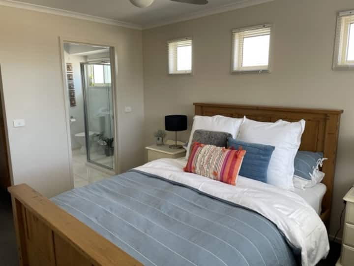 חדר שינה 1 - חדר שינה ראשי עם חדר רחצה צמוד וחלוק רחצה