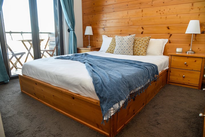 Antrame aukšte yra miegamasis. 