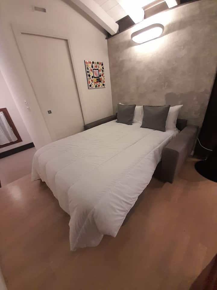 Pohodlná rozkladacia pohovka pre dvoch