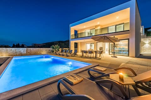 Top performing Airbnb: Villa Cissa, luxury villa with private pool in Stara Novalja