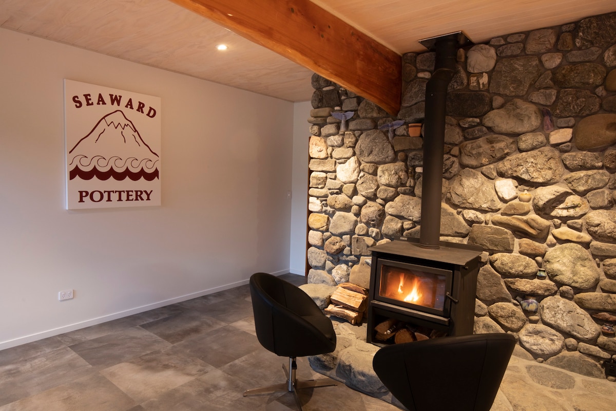 工作坊原木燃烧器和岩石艺术墙