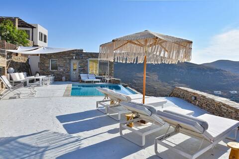 Luxurious Villa Luna with pool, sea & sunset view