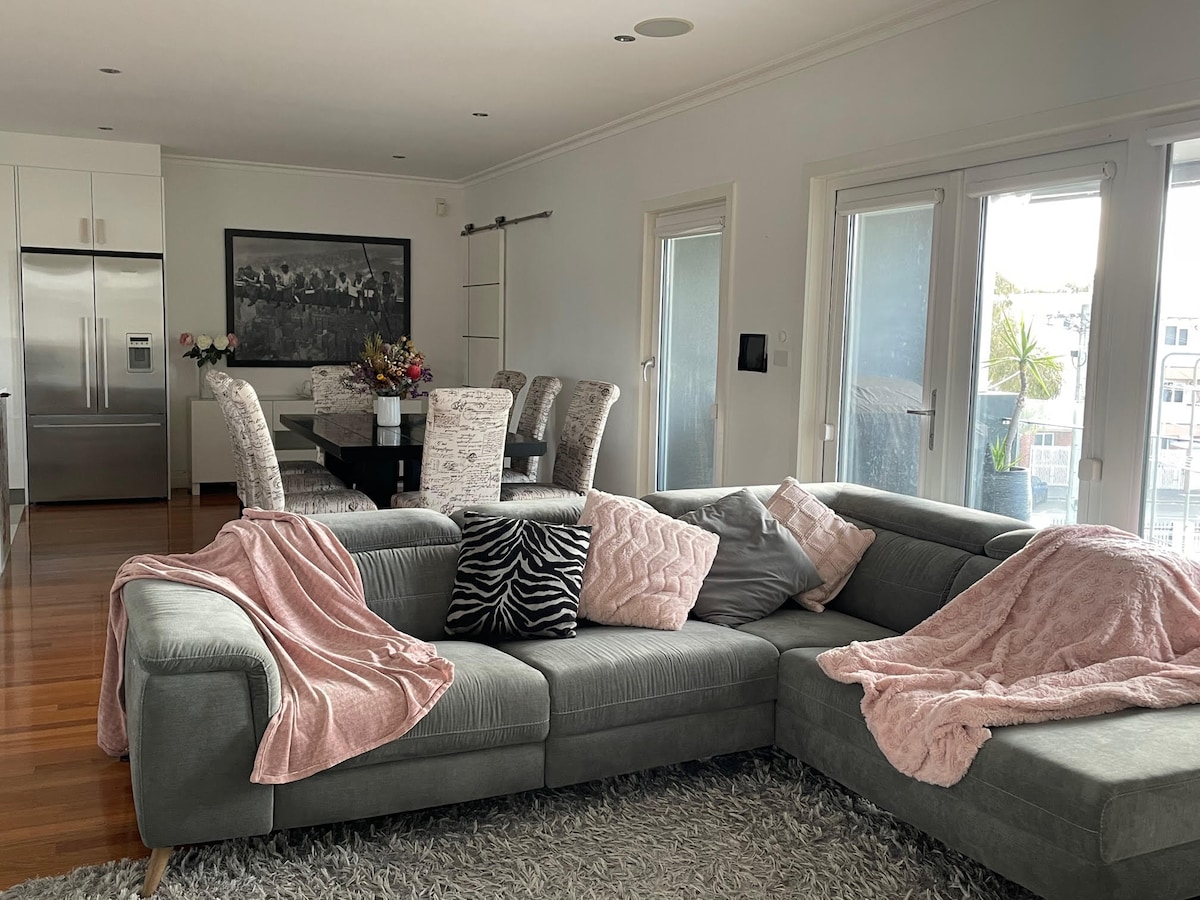 Top Airbnb: Large home close to city & beach in Port Melbourne