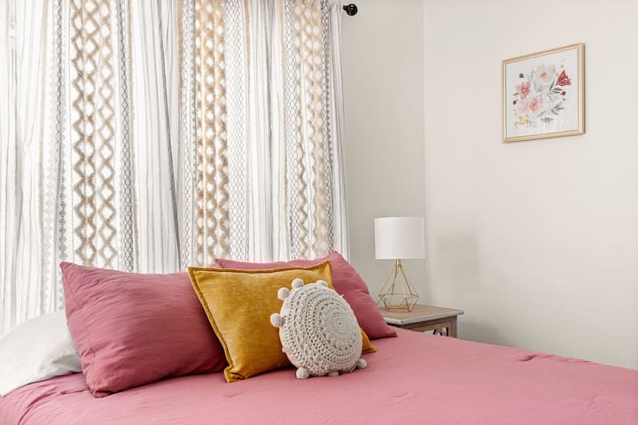 Nuestro primer dormitorio tiene un lujoso colchón de espuma viscoelástica queen.