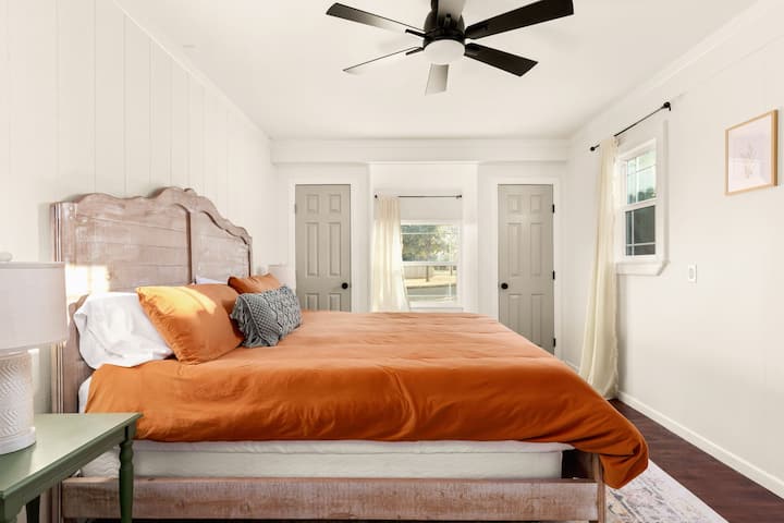 Dos armarios y un acogedor rincón completan el espacio en el dormitorio principal.