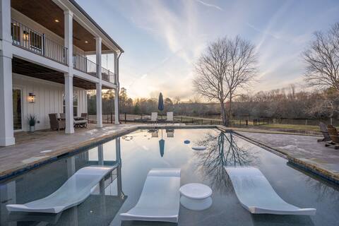 Lux Lake Retreat, Heated Pool with Lake Privacy