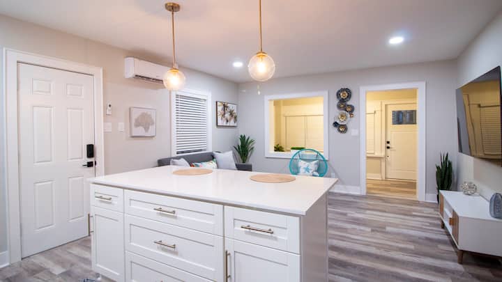 Beachy Chic Gulfport Cottage - 格爾夫波特